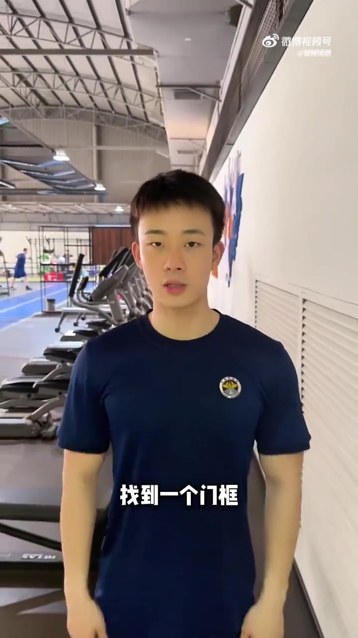 长时间伏案,肩颈容易僵硬酸痛。蓝朋友来给大家分享肩颈放松小妙招。试试这组动作↓↓↓让你的肌