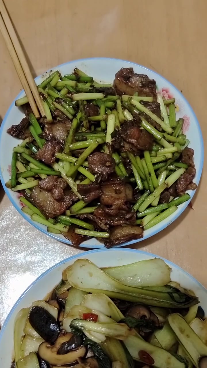 今天做个四菜一汤：煮黑糯玉米，香菇炒油菜，蒜薹炒肉，黄瓜拌素鸡，青菜豆腐汤