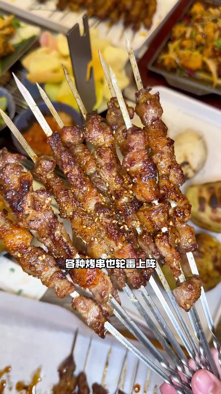 硬核烧烤，小龙虾和烤羊腿吃到爽