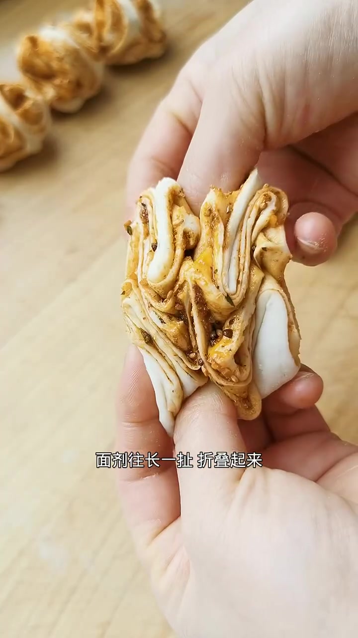 今天做了咸香可口的烧烤味小花卷,宣软多层,一菜一汤一篮馍,吃的又饱又踏实