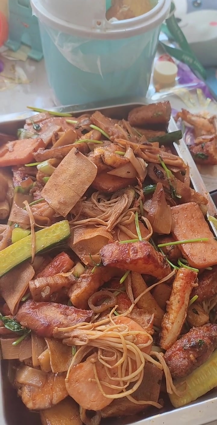 串串小吃超丰富！蟹肉串、麻辣小锅快来尝