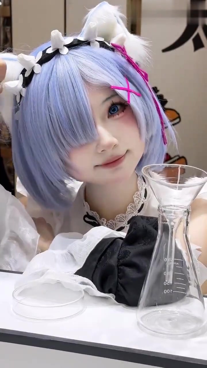 在上好佳捡到猫,被酸菜鱼味薯片上头了