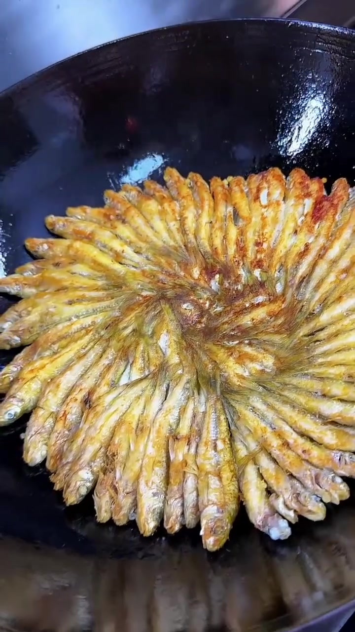 小金鱼儿这样煎外酥里嫩超香还超有料！