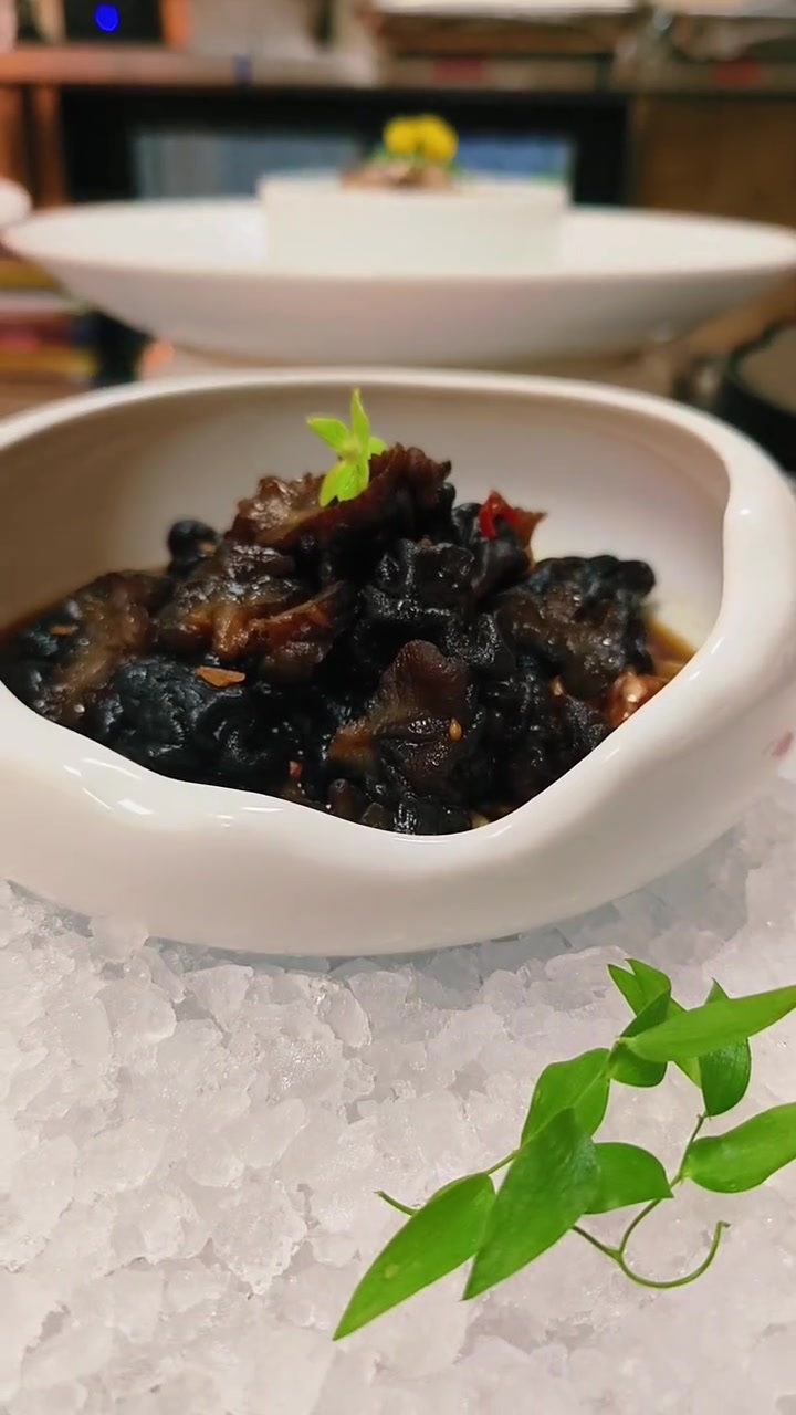 忙碌的一天结束,用心做好每道菜