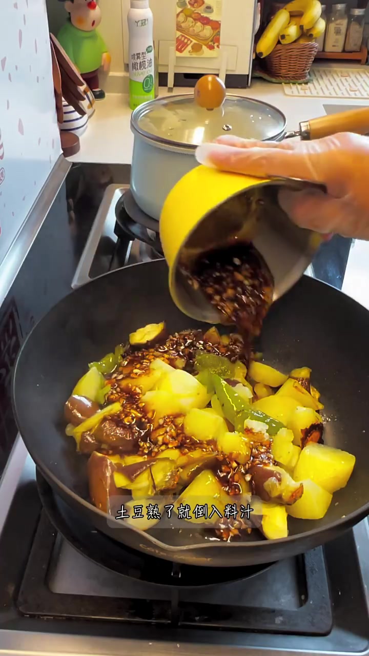 水油焖菜法太适合炎热的夏天不想在厨房一站一小时的做饭人了，关键少油省事厨房小白轻松上手