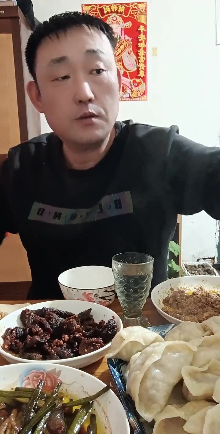 今晚下酒好菜有酸菜五花肉大中饺香辣牛肉干等