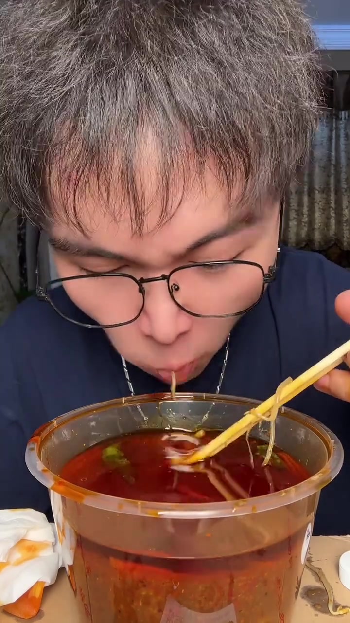 回国炫东北美食！过桥米线麻辣烫曹氏鸭脖安排上