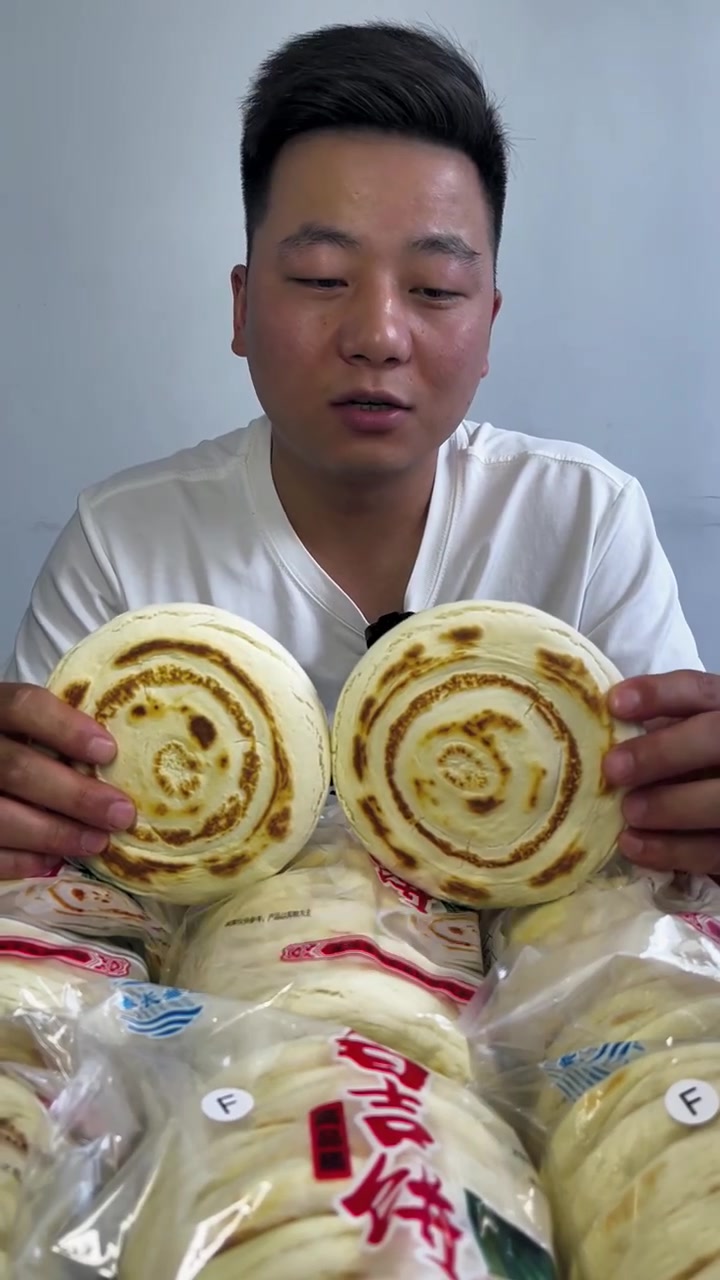 西安肉夹馍：腊汁肉香，白吉饼酥，传统工艺制