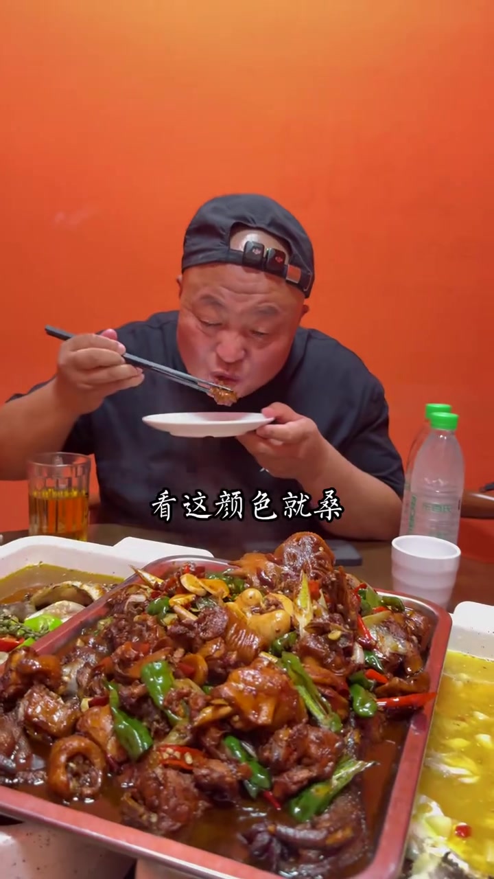 安徽定远,带外甥吃临沂炒鸡98一只,烧的还真好吃