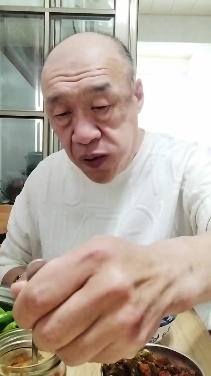 早餐超丰盛！馒头汤咸菜还有能生吃的香芹胡辣烫