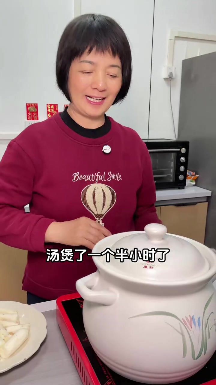 猪脚筋煲鸡汤来了，家里有小孩老人家的，这款靓汤水真系少不了