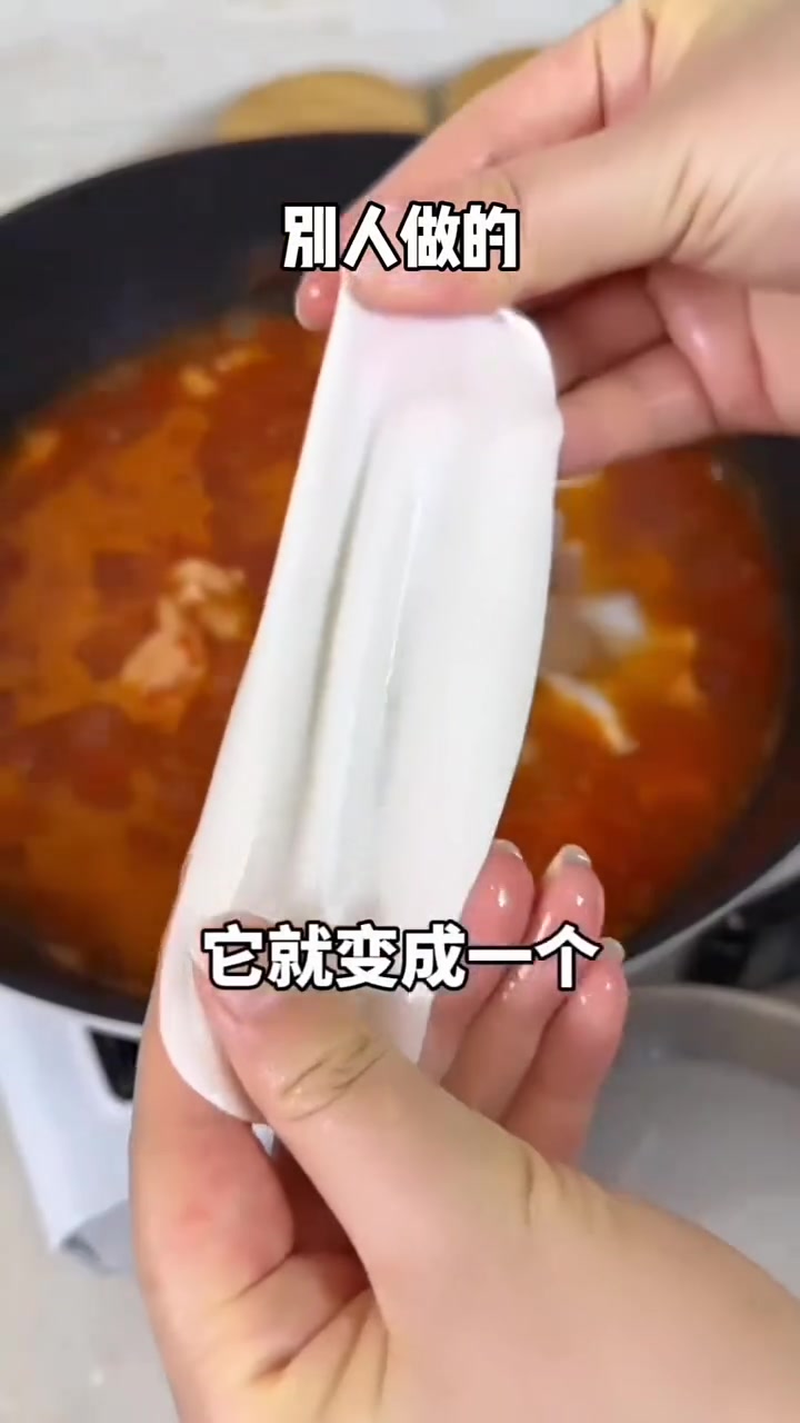 吃剩的饺子皮泡一泡做面条也嘎嘎好吃