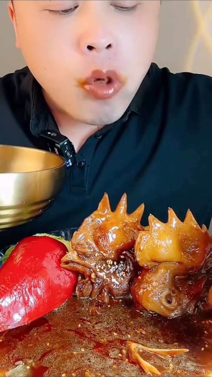 大口吃红烧鸡头合集