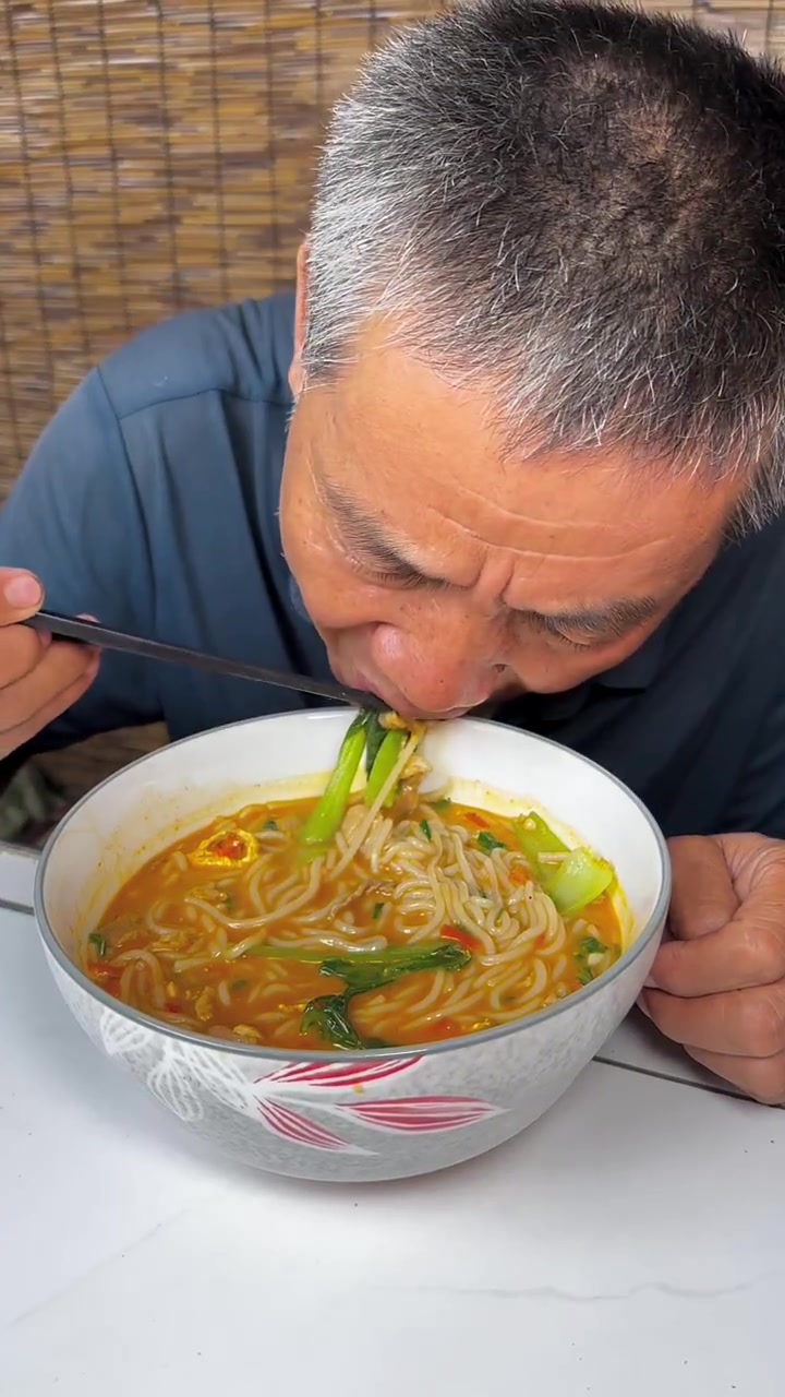 喜欢嗦粉的一定要试试这个鸡蛋汤粉 汤鲜味美 得劲