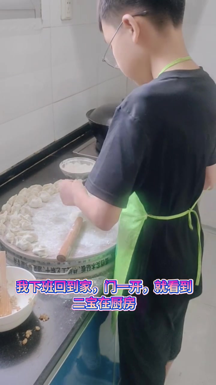 我下班回到家,门一开,就看到二宝在厨房包饺子着了,妈妈有你真好,用大孩子是人物,宠大的孩子