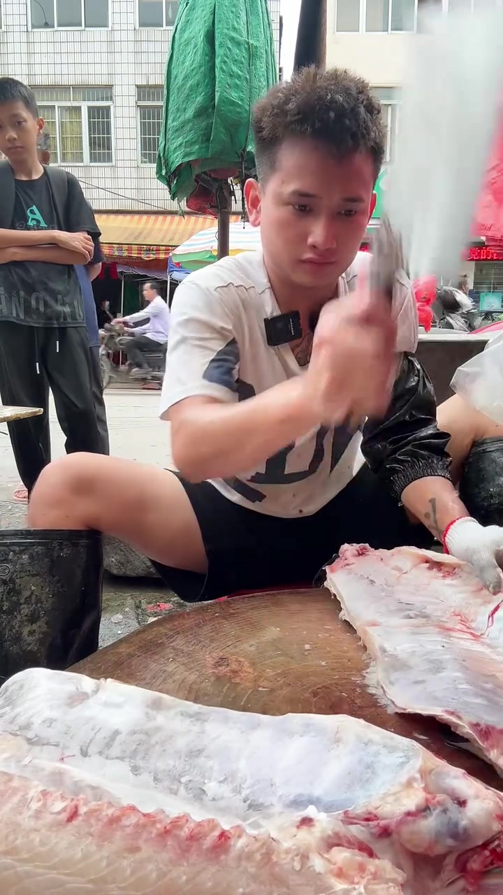 一条一千多块的野生大青鱼，看阿乐如何开半取鱼宝石