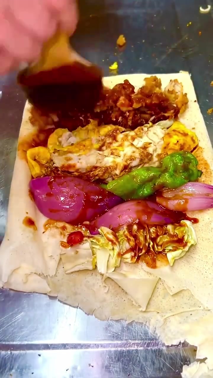 炸串卷煎饼，荤素串皆可炸，是饼皆可卷，这样香而不腻的炸串卷饼，你喜欢吗？