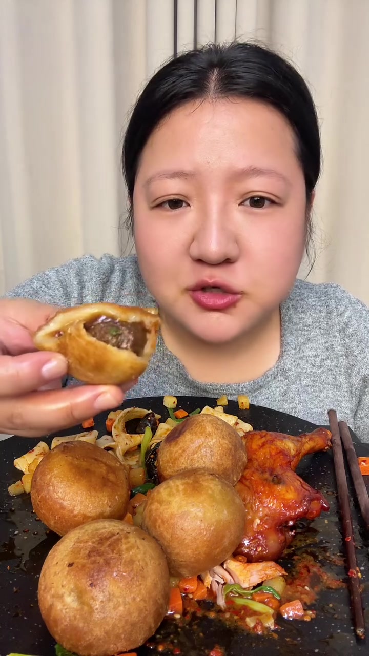 今天起床,点了一份爆辣的砂锅米线,配小蛋糕和咸蛋黄芝士馅料