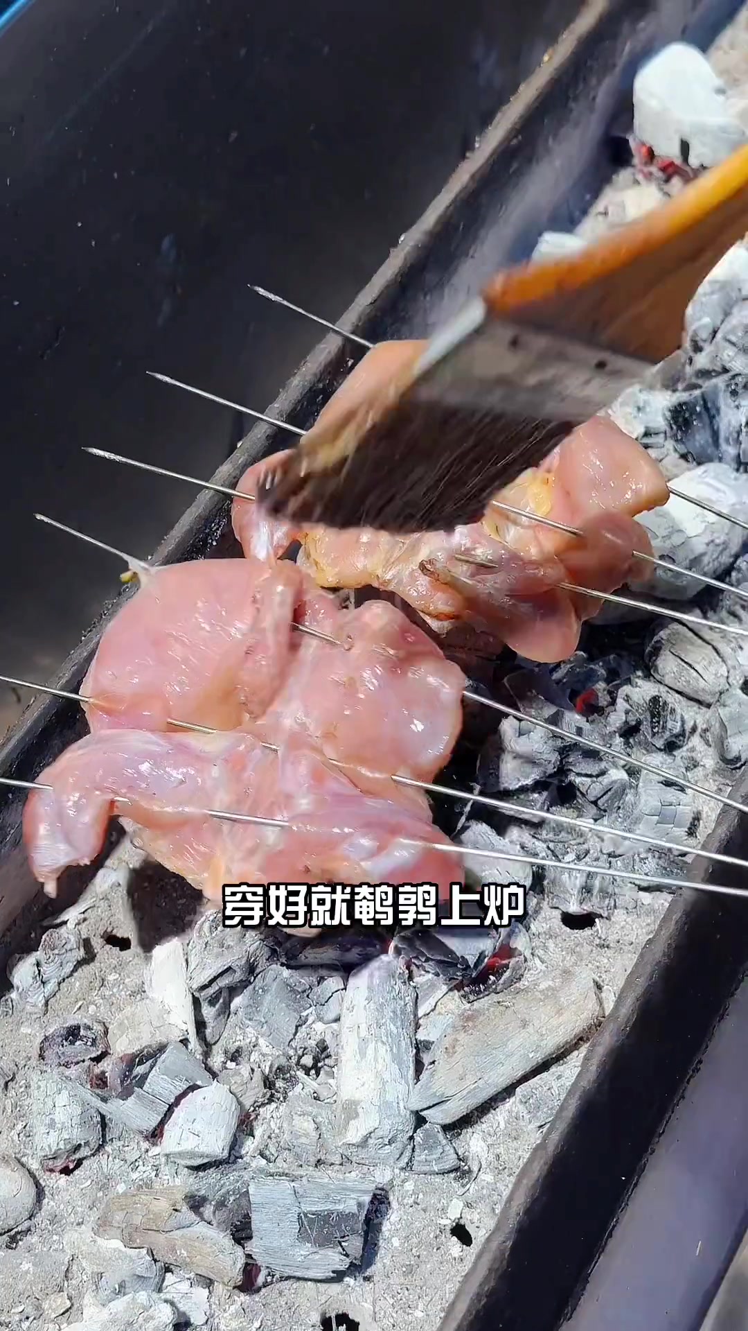 锦州烧烤鹌鹑这样烤，外酥里嫩超香！