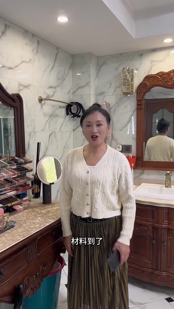 你们觉得奶奶DIY的蛋糕好看吗？味道超好吃～