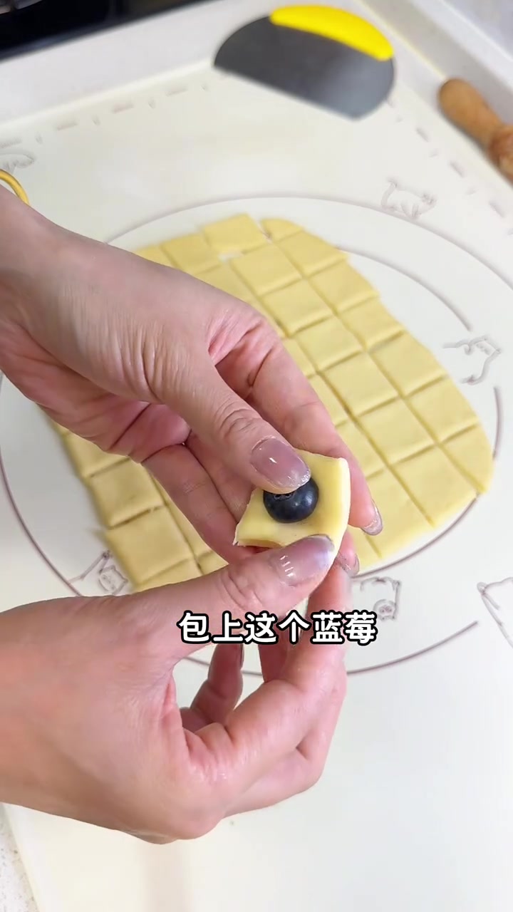 不用揉面每一口都有爆浆的蓝莓小面包、简单到有手就会做、加上蓝莓酸酸甜甜的味道更惊艳了、一口