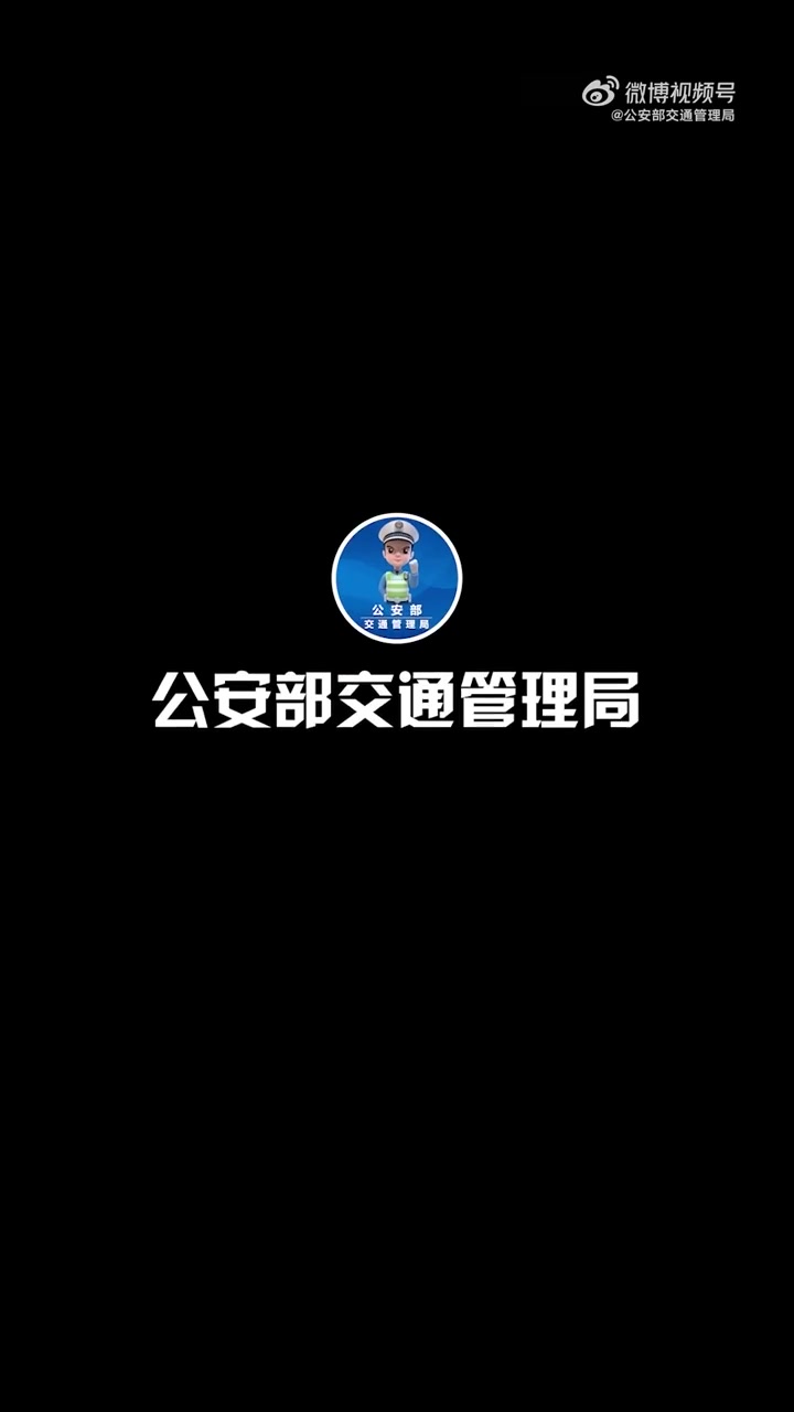 「“这车能坐这么多人啊！” 7座小面包车塞25人震惊交警」2025年7月5日，浙江宁波。傍