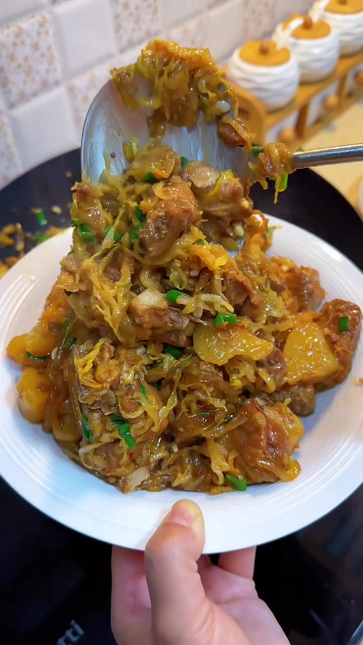 今天做了猪头烩酸菜蒸饼，吃上一口真的好满足