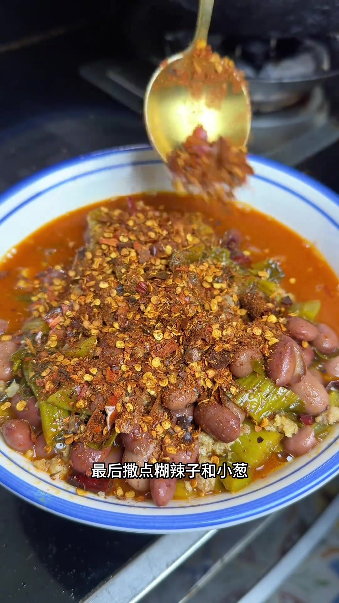 今天媳妇又煮腌菜红豆汤了!有了这个汤拌饭么我又要吃撑了!油热爆香干辣椒和大蒜,我们的水腌菜