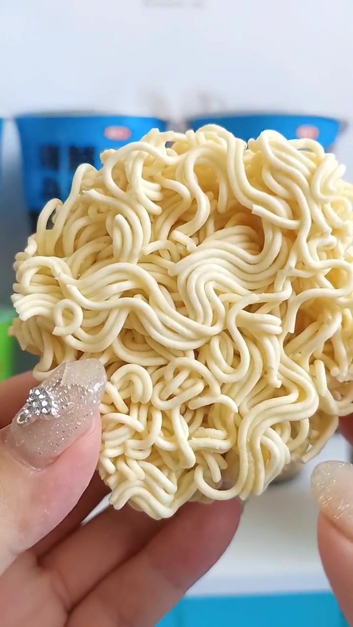 质凡日式豚骨拉面海鲜乌冬面,一箱10桶面条筋道爽滑,汤汁浓郁,好吃到停不下来