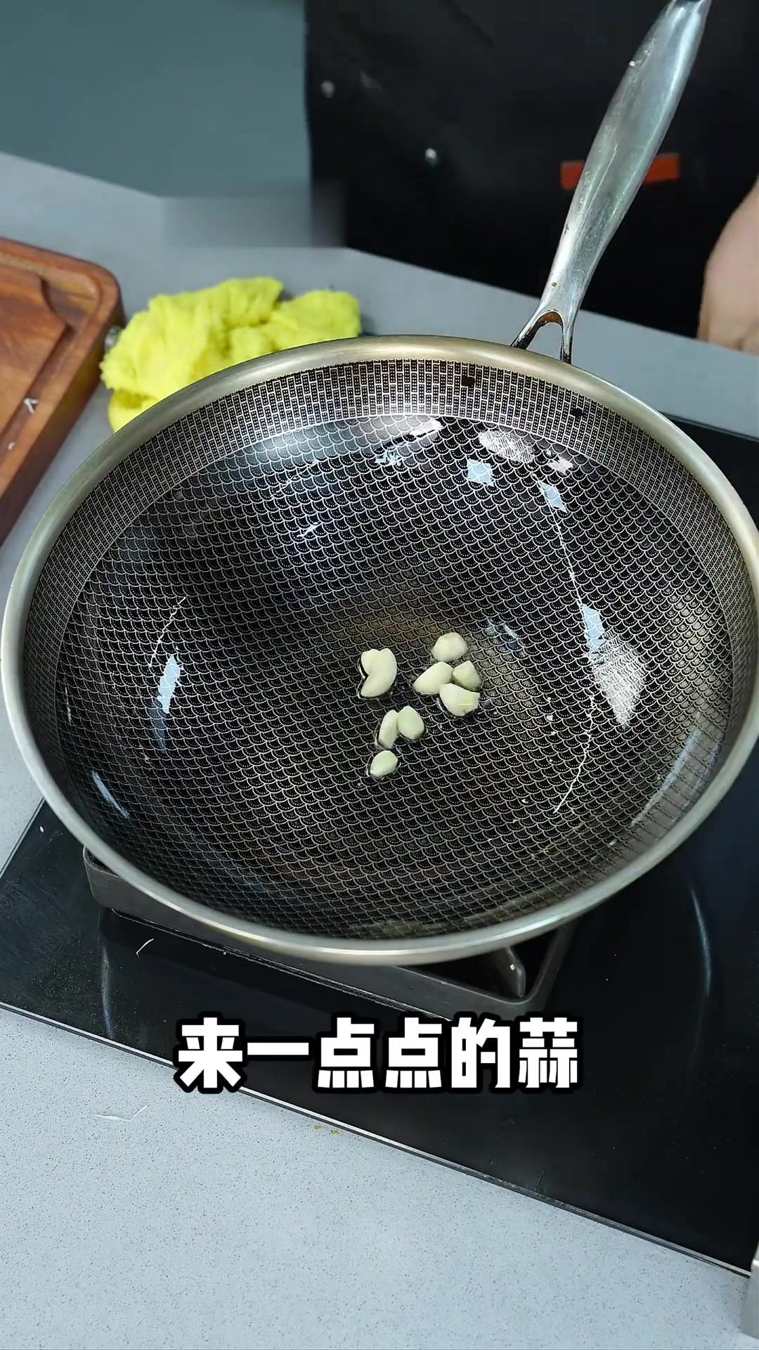 芹菜炒鱼饼，鲜香好吃鱼饼Q弹鲜香，芹菜脆爽，下饭下酒首选
