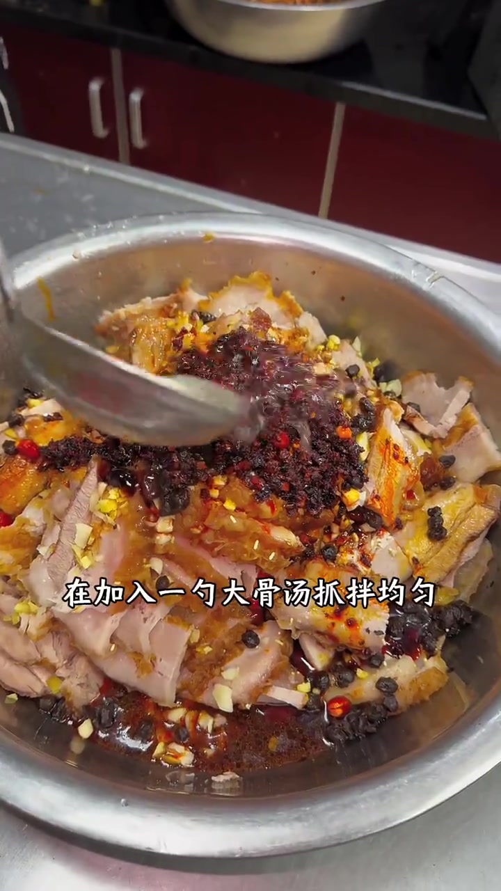 食堂梅菜扣肉教程分享,简单易操作,一看就会!先煮后炸再调味蒸制,出锅肥而不腻,软烂入味,非