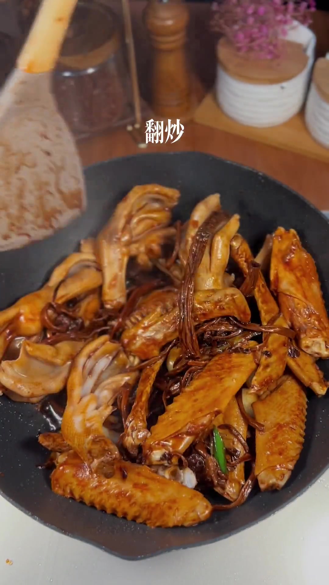 从来没有想过原来茶树菇和鸭掌翅的结合，味道如此惊艳，真是一锅不够我一个人吃