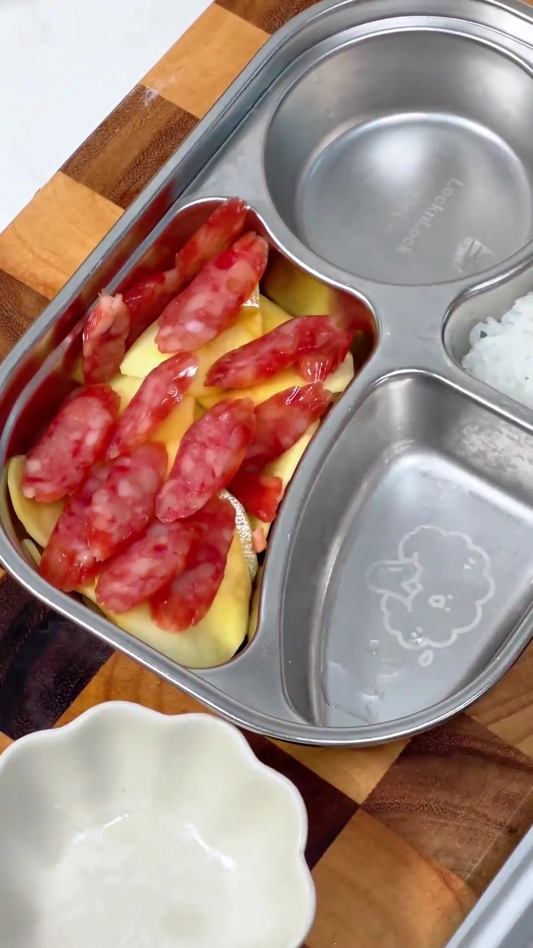 5岁幼儿园小朋友自己做晚餐，蒸菜一锅出