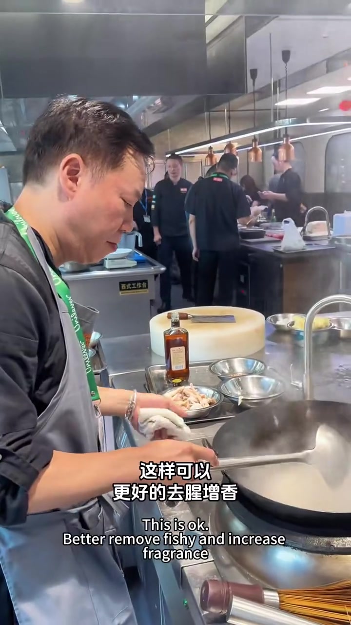 粤菜的专业煲汤分享夏季润肺首选，膨鱼鳃煲汤没见过吧感谢何师傅