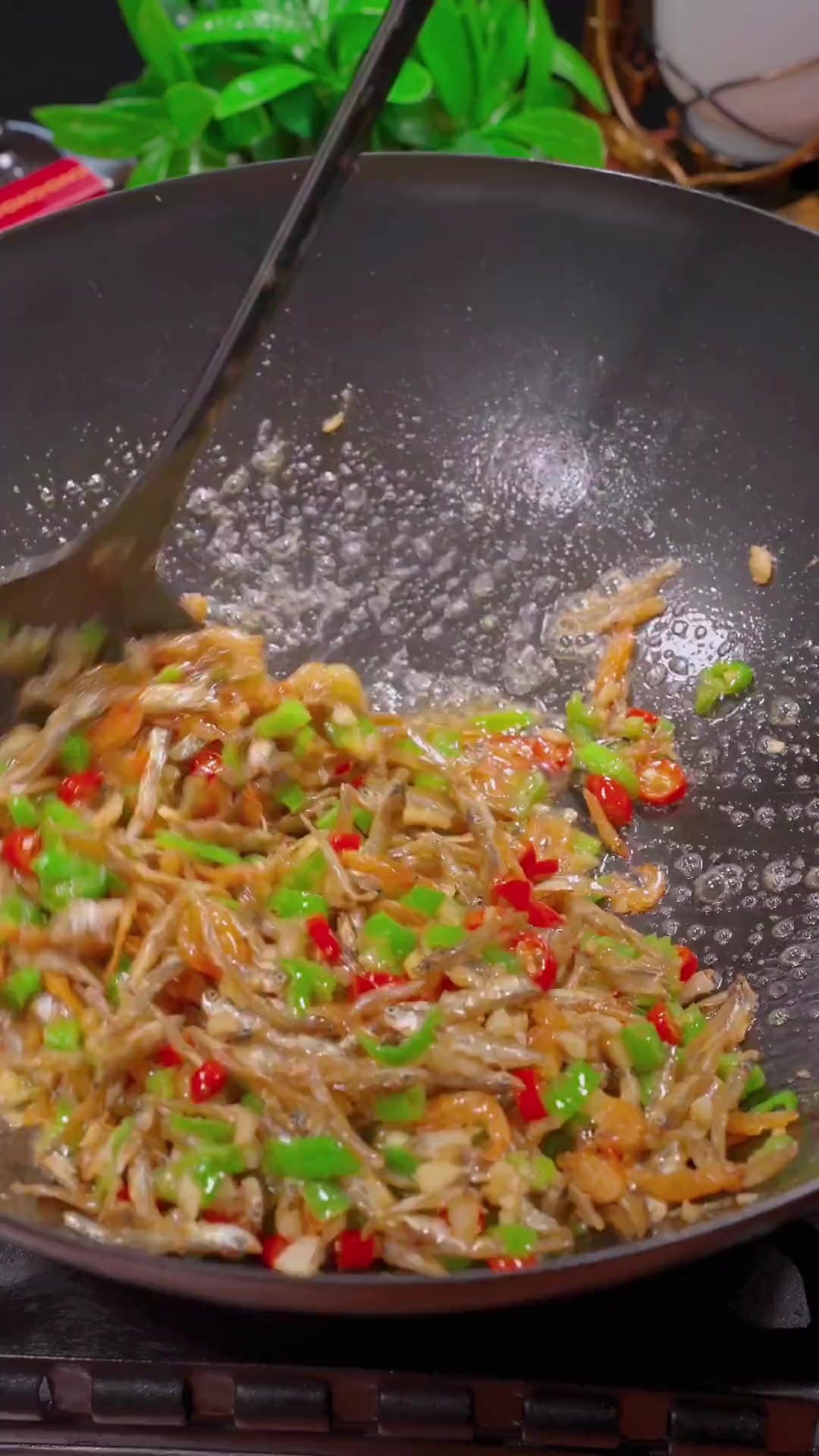 青椒炒小鱼小虾是一道下饭菜，做法简单又好吃