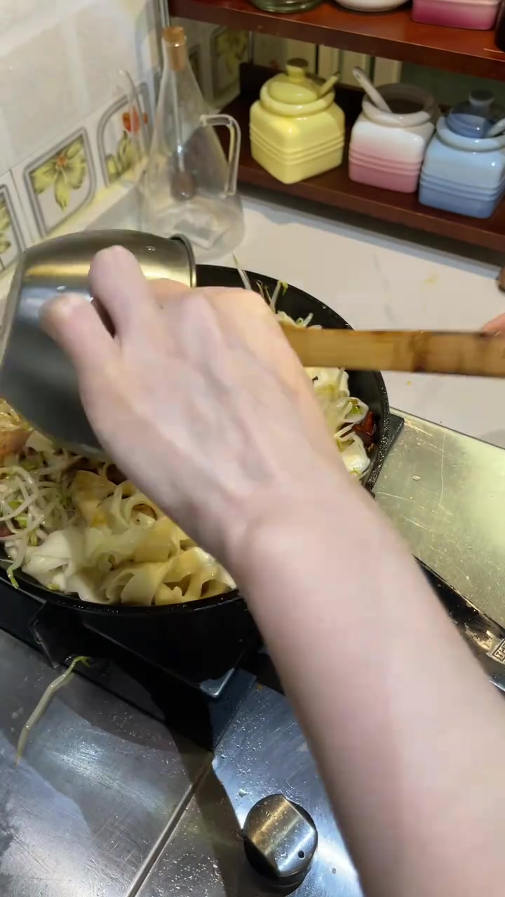 香气四溢的美味炒刀削面!