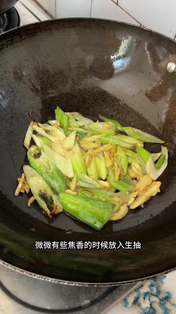 蒜爆鱼教程来啦!用到的都是家里常有的调料,做法简单却美味非常～