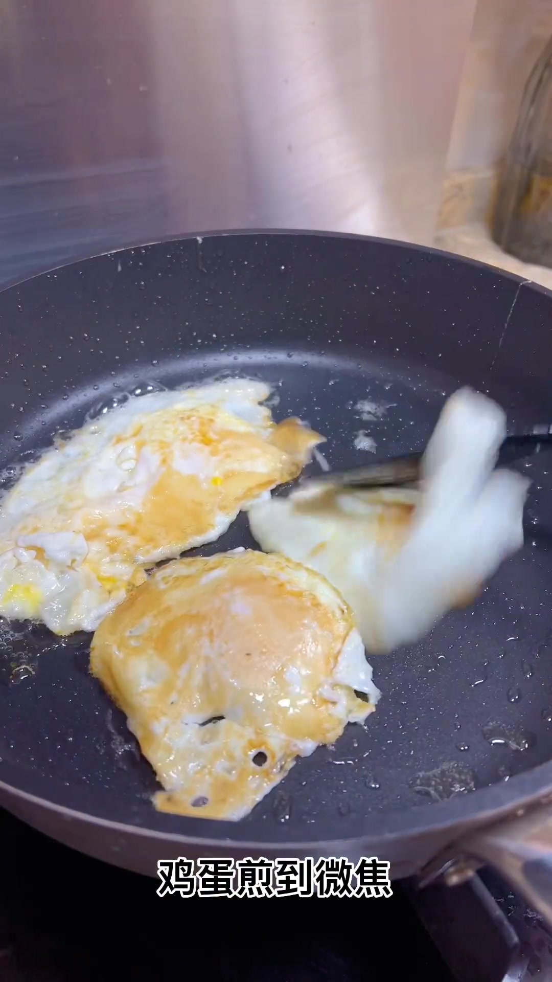 简单又好喝的煎蛋萝卜汤天冷了喝上一碗暖暖的