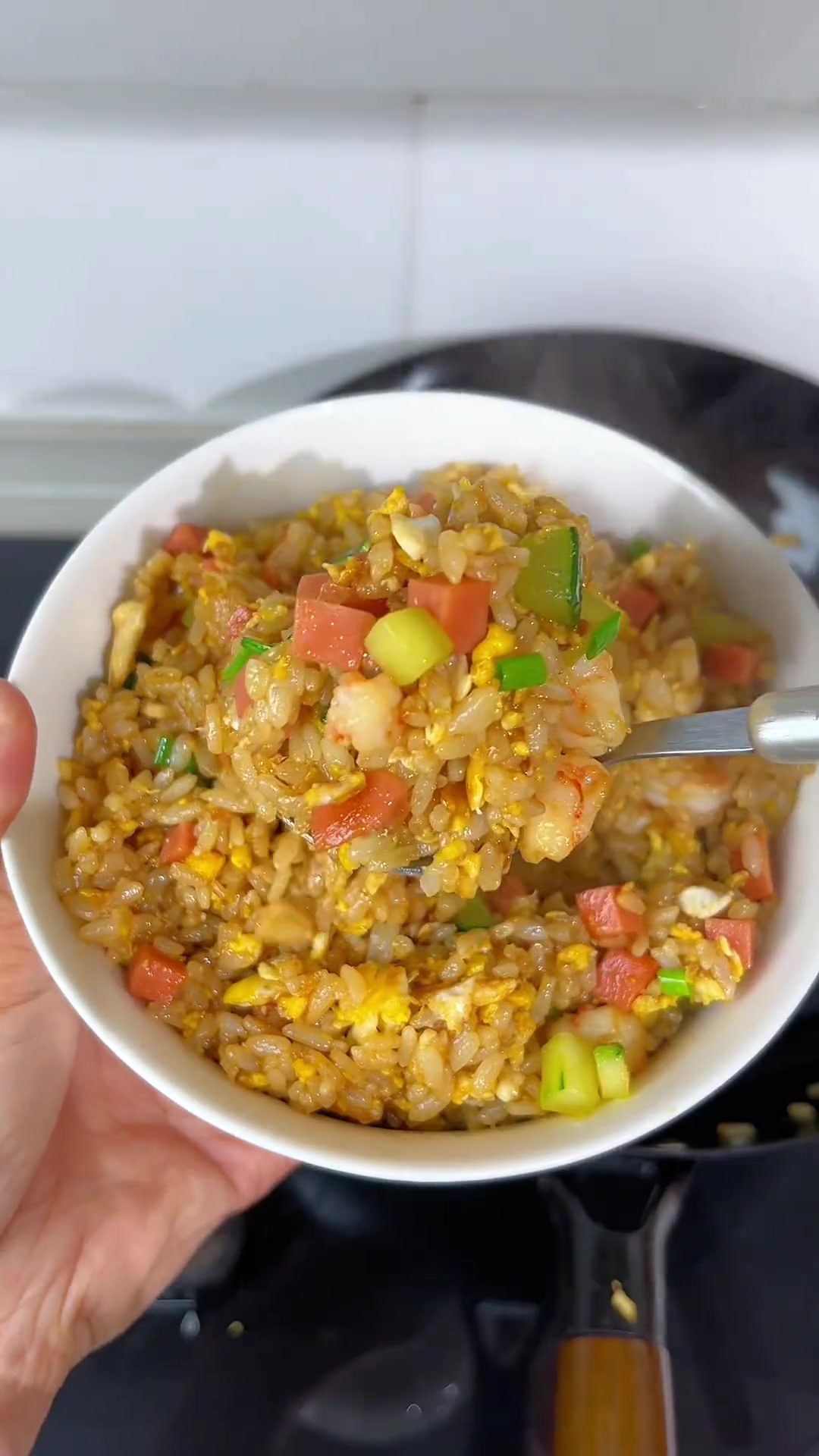 几分钟就能搞定的虾仁蛋炒饭，口口鲜香，每次做这个小朋友都能吃光盘！有虾有蛋有饭，美味又营养