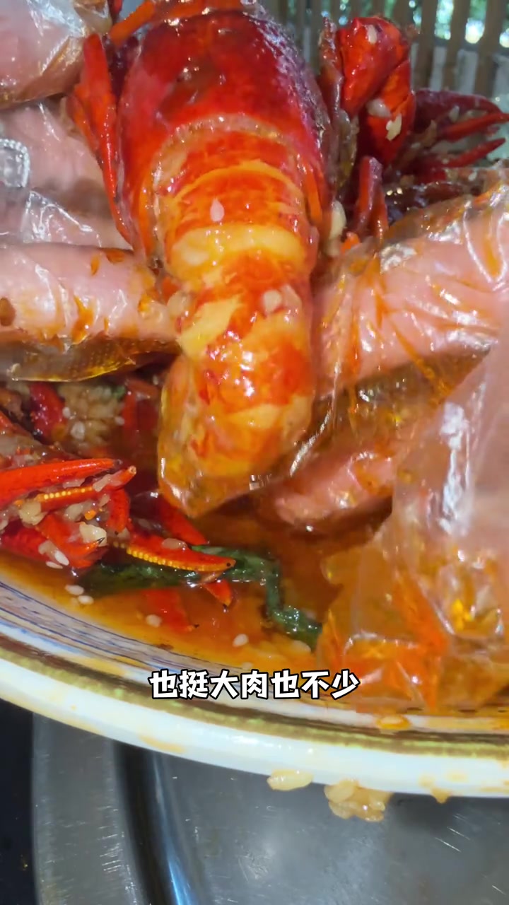 吃小龙虾的季节！分享我在昆明吃过最好吃的生腌膏蟹！麻辣大蓝龙，藏在自己家的宝藏小店
