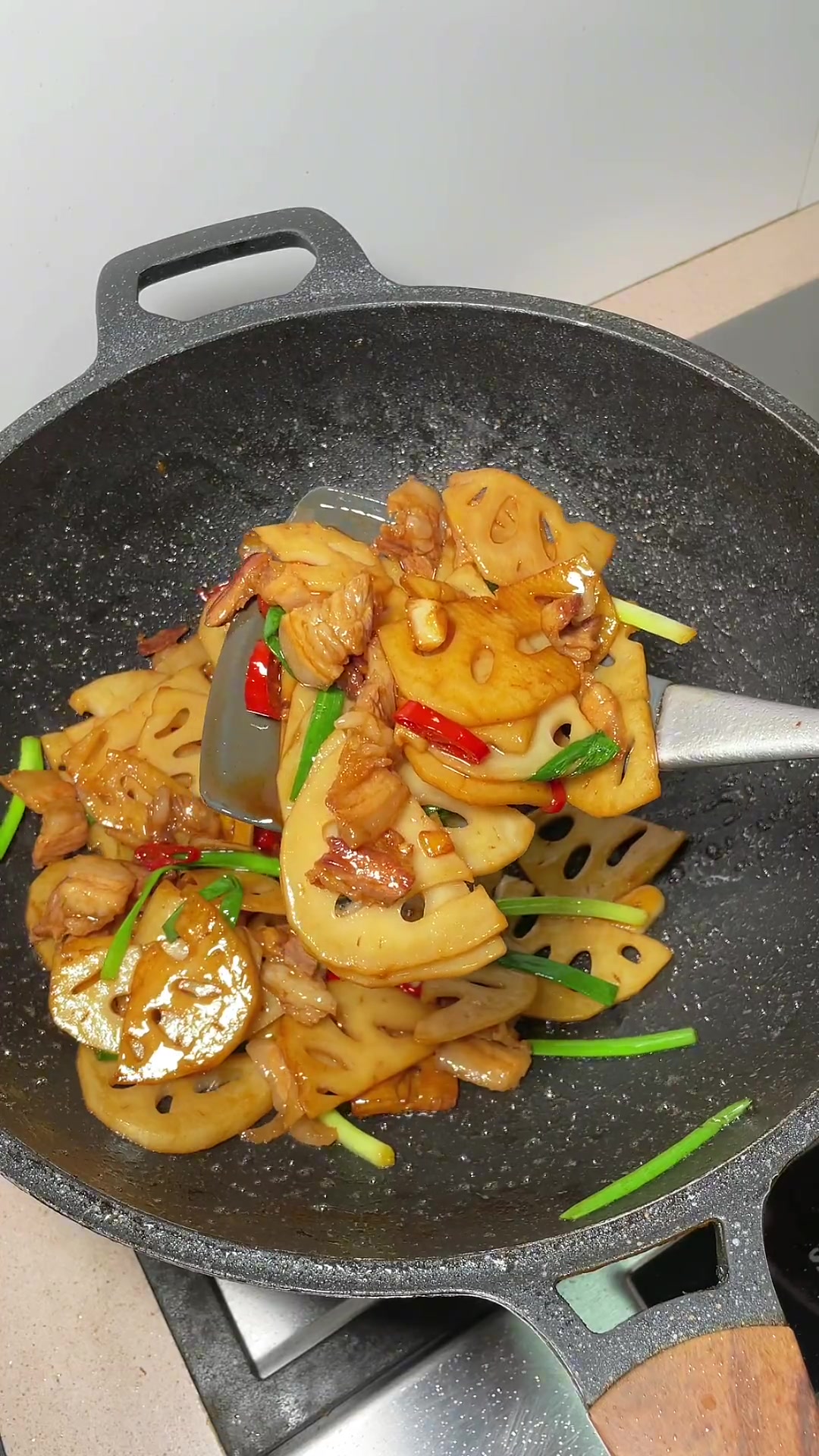 简单下饭的莲藕炒肉，莲藕脆爽五花肉香