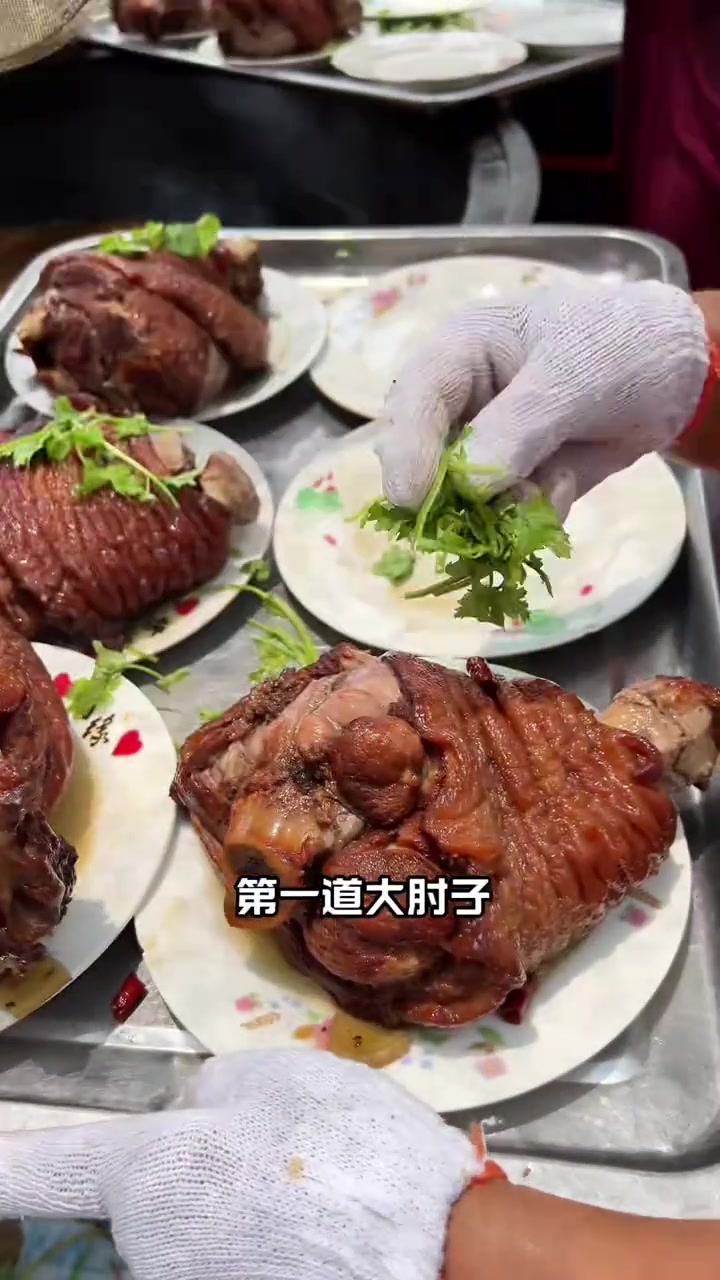 妈呀,老家的大席菜也太丰盛了吧,配上“牛碧桶”带劲啊!