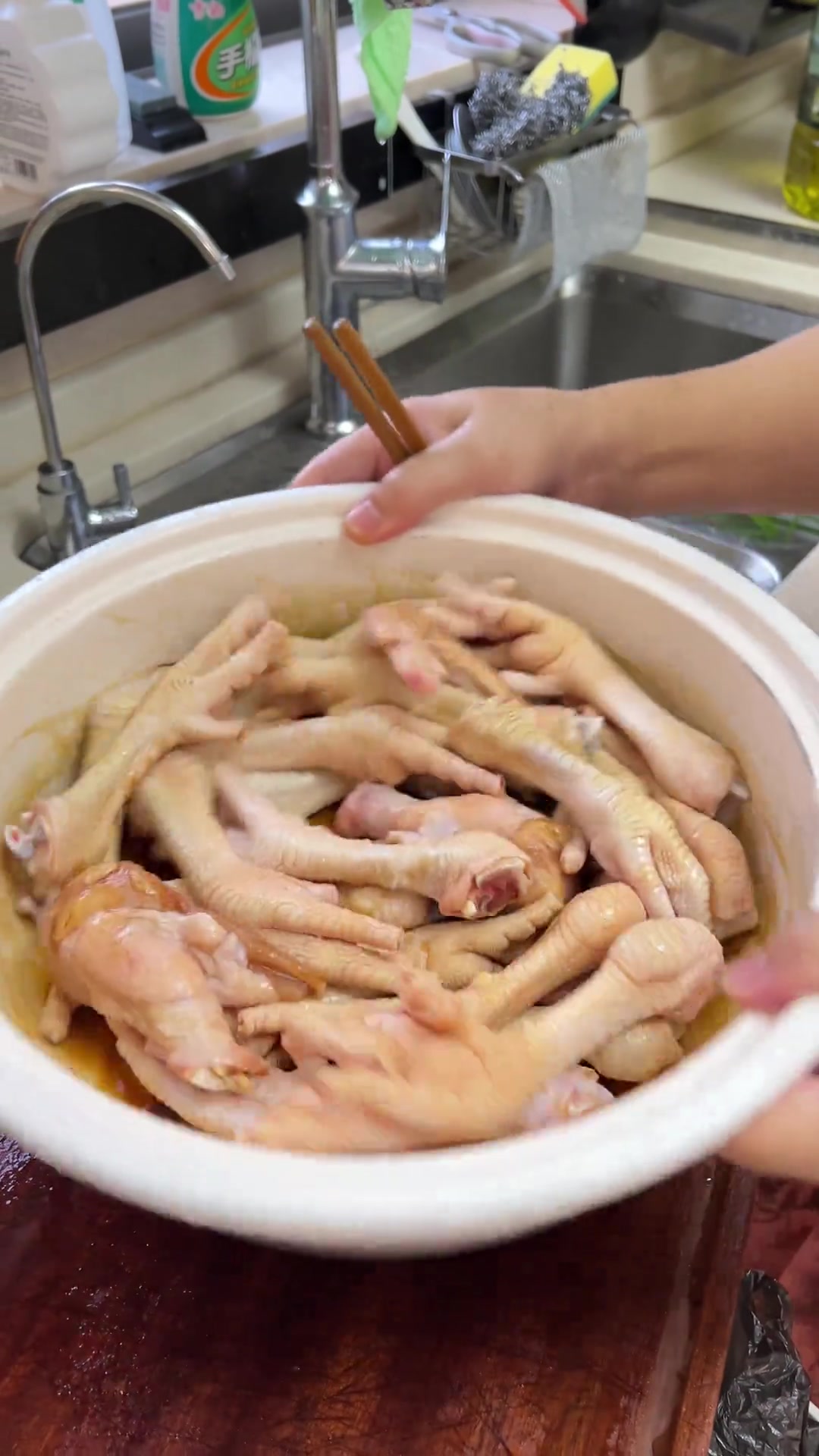 老妈牌炖鸡爪超入味，做法还简单！