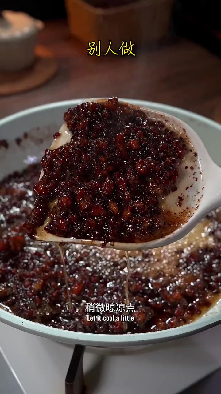 把生肉和熟肉混在一块，出锅就是早点摊透皮流油的小笼包