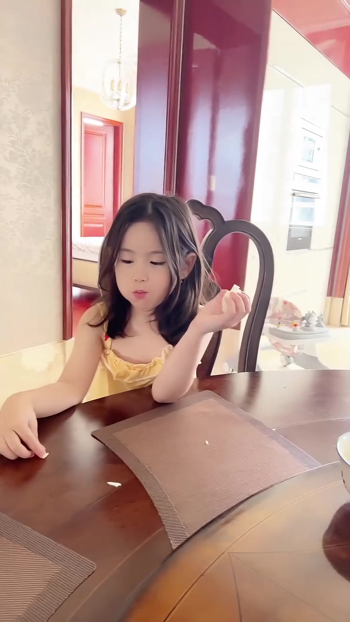 这大白菜,还是熟悉的味道,混血宝宝可爱活泼