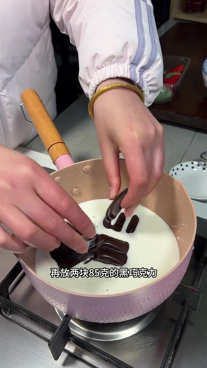 吃起来像巧克力冰淇淋，口感丝滑，味道超浓郁