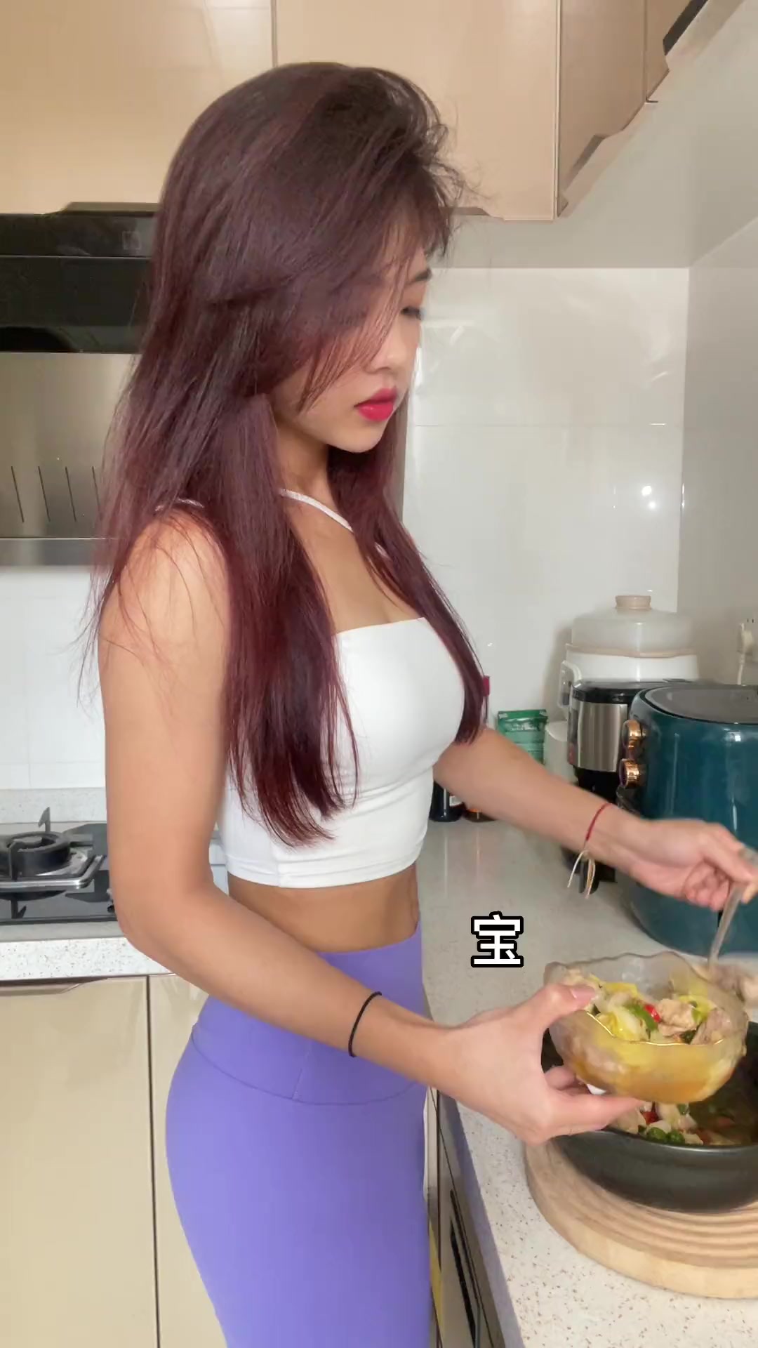 白菜鸡腿煲好吃鲜美无负担，有手就能做