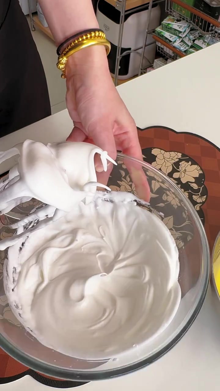 手把手教你做纸杯蛋糕不回缩不塌陷超好吃！