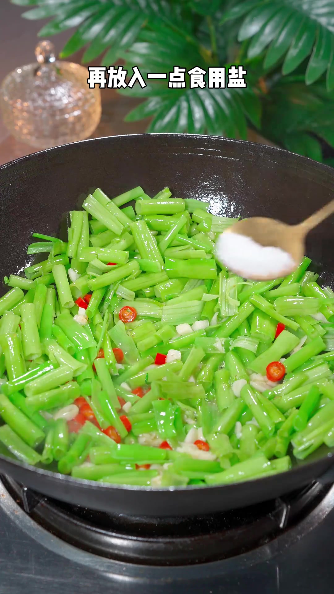 空心菜梗炒牛肉，牛肉嫩滑菜梗脆，快收藏试试