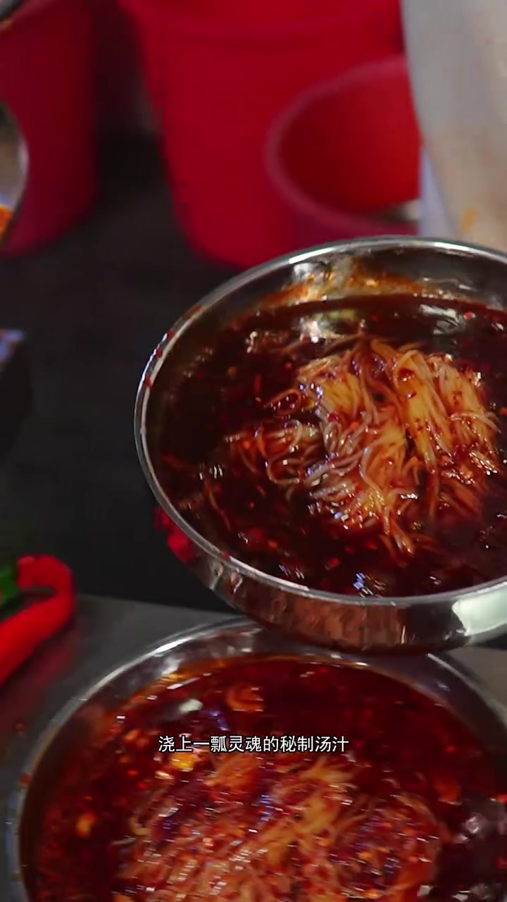 一碗盖满拌菜的佳木斯拌面,不知拯救了多少东北孩子!